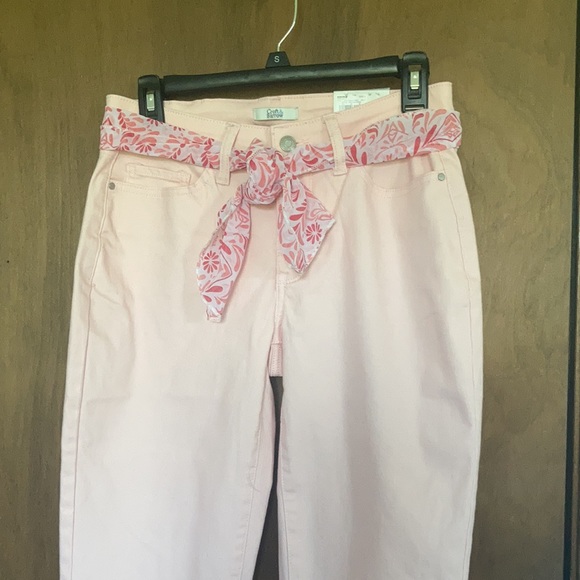 Croft & barrow pink jean mid rise Capri with floral scarf belt size 4 - Picture 5 of 17